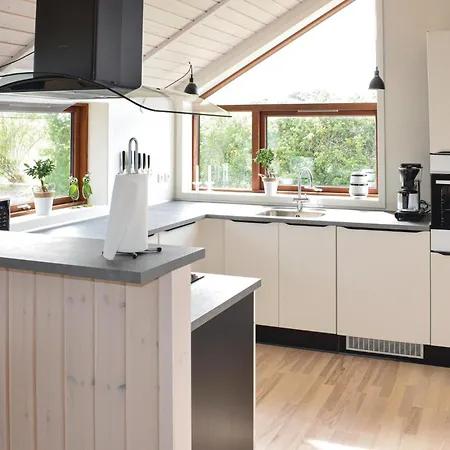 3 Bedroom Beautiful In Ferienhaus *